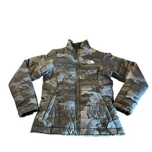 The North Face Green and Gray Camouflage Puffer Jacket Girls Size Medium (10-12)